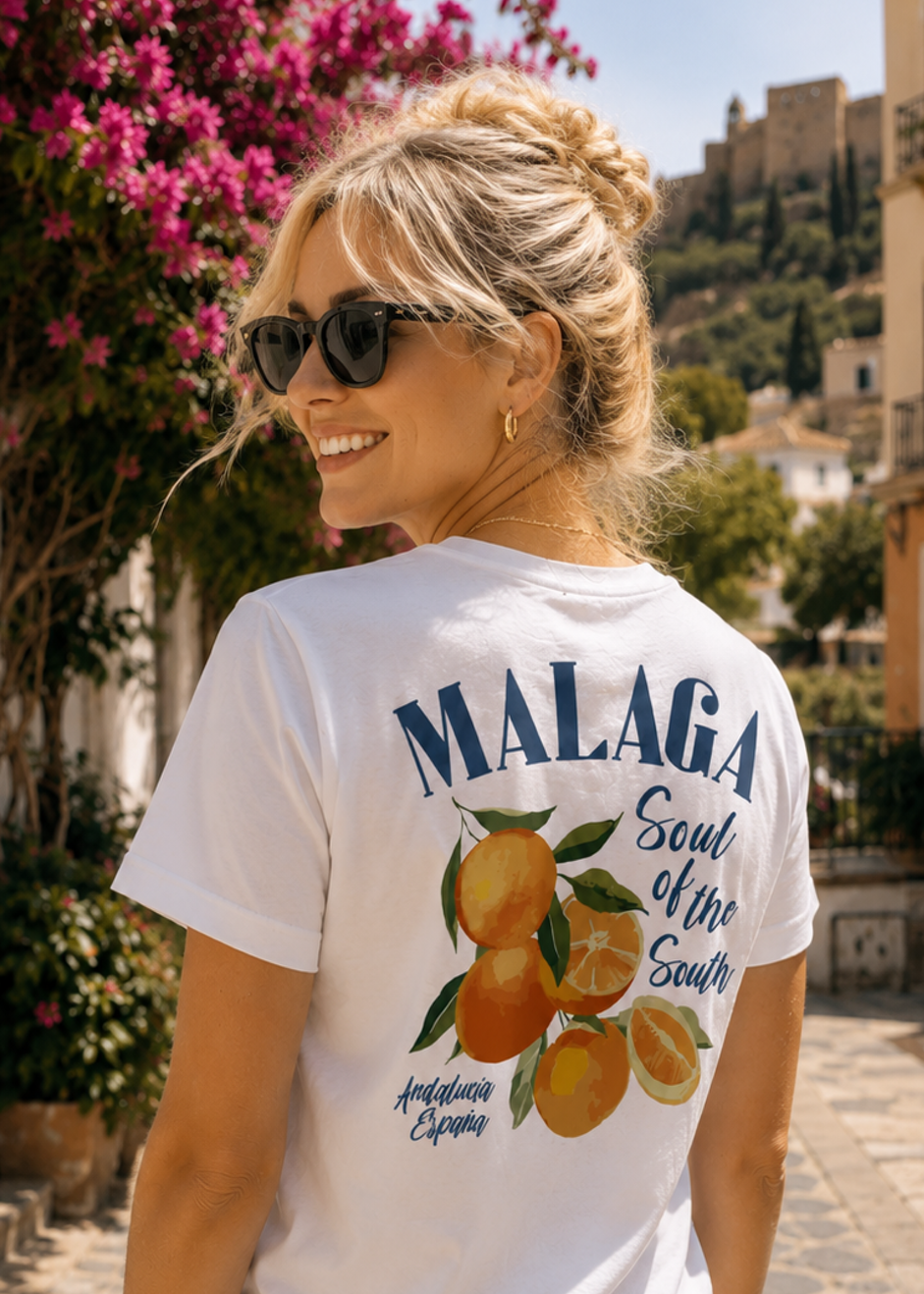 Mujer modelo con Camiseta Naranjas Málaga blanca, diseño de naranjas y Andalucía España – Destination.es
