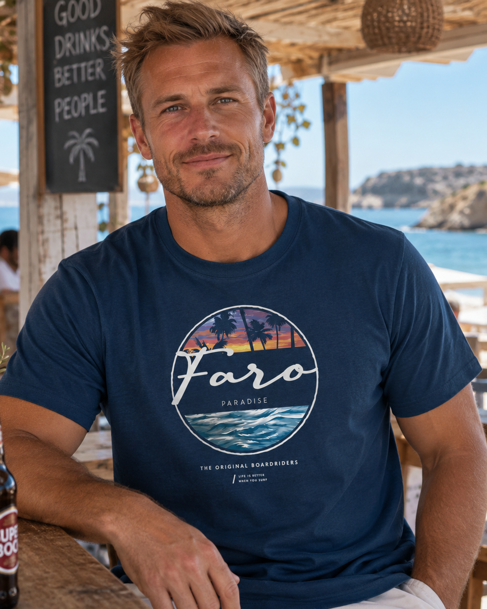 Modelo con Camiseta Paradise 360 Faro azul marino, diseño de surf y playa – Destination.es