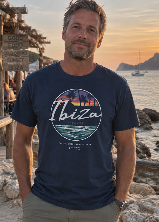 Modelo con Camiseta Paradise 360 Ibiza azul marino, diseño de surf y playa – Destination.es