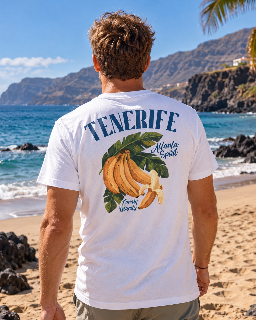Modelo con Camiseta Plátano Tenerife blanca, diseño de plátanos canarios – Destination.es