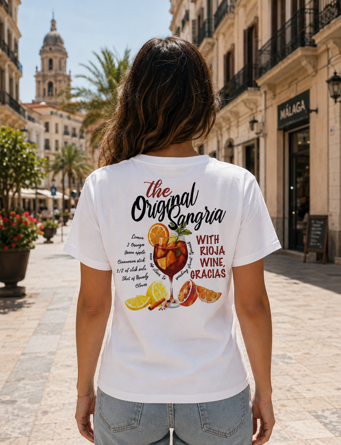 Modelo con Camiseta Sangría Original blanca, diseño de receta de sangría – Destination.es