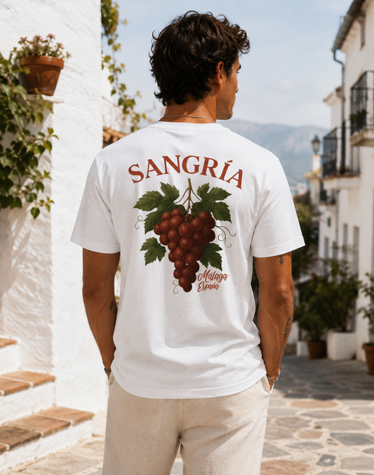 Modelo con Camiseta Sangría Uvas Málaga blanca, diseño de racimo de uvas y texto "Málaga España" – Destination.es