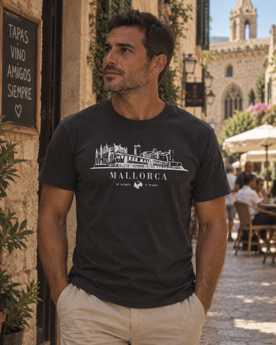 Modelo con Camiseta Skyline Negra Mallorca, diseño del skyline y coordenadas de la isla – Destination.es