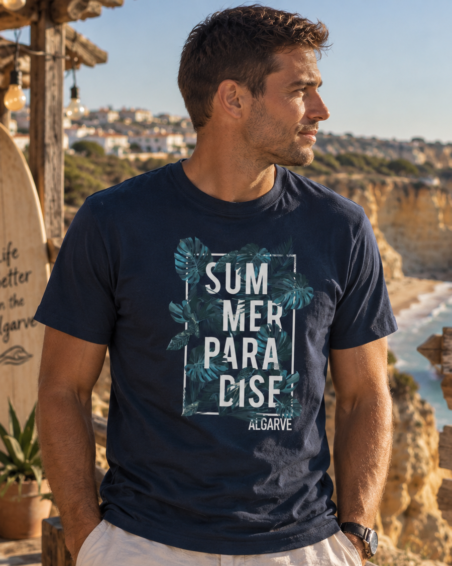 Modelo con Camiseta Summer Paradise Algarve azul marino, diseño tropical – Destination.es
