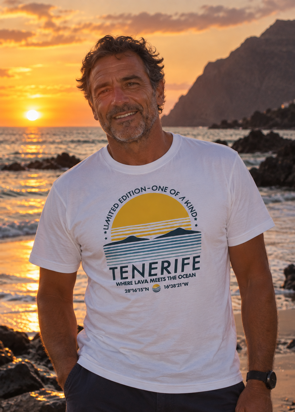 Modelo con Camiseta Sunset Tenerife blanca, diseño retro de atardecer – Destination.es