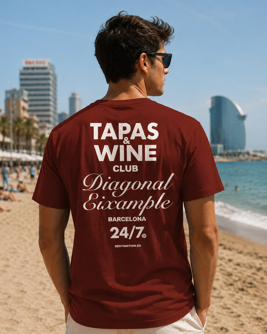 Detalle del bolsillo de la Camiseta Tapas & Wine Club Barcelona burdeos con texto en blanco – Destination.es