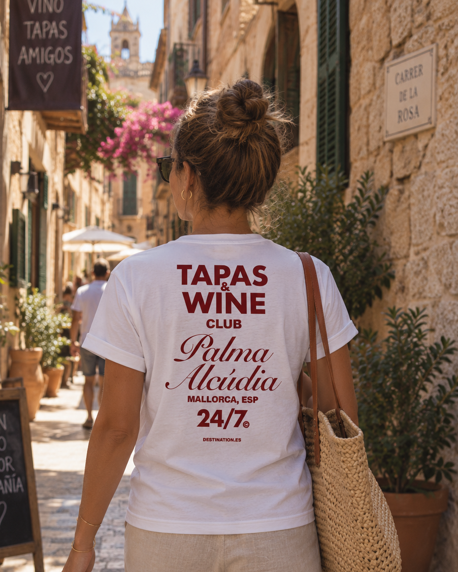 Modelo con Camiseta Tapas & Wine Club Mallorca blanca, diseño de texto granate – Destination.es