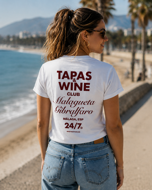 Modelo con camiseta blanca Tapas & Wine Club, diseño inspirado en La Malagueta y el Castillo de Gibralfaro – Destination.es