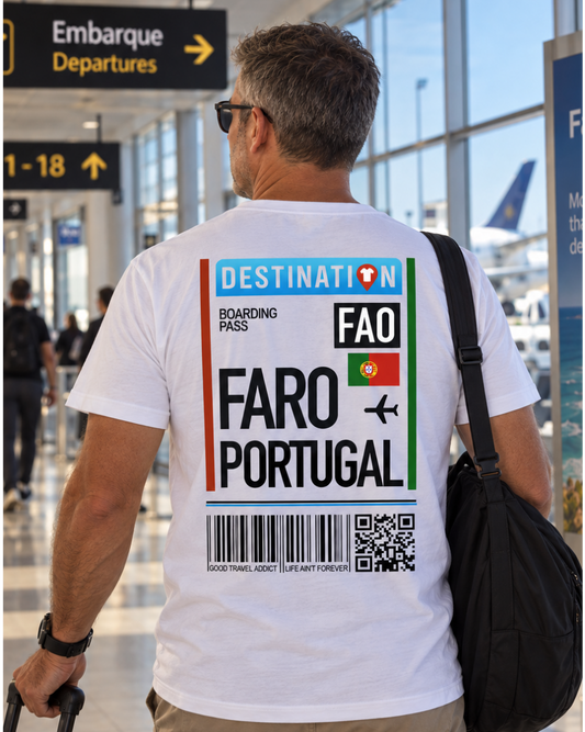 Modelo con Camiseta Tarjeta de Embarque Faro blanca, diseño de boarding pass – Destination.es