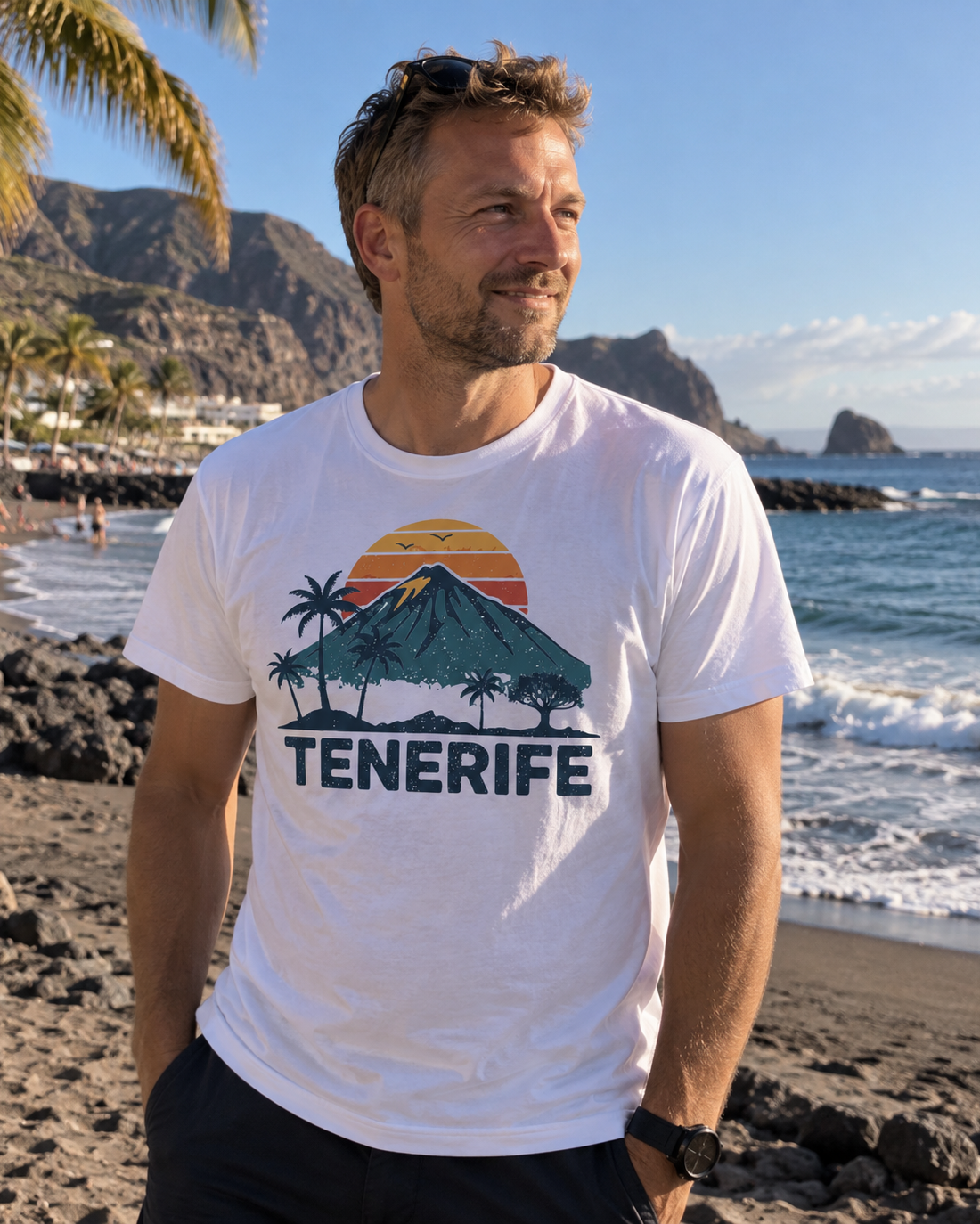 Modelo con Camiseta Teide Sunset Tenerife blanca, diseño retro de volcán y palmeras, en la playa – Destination.es