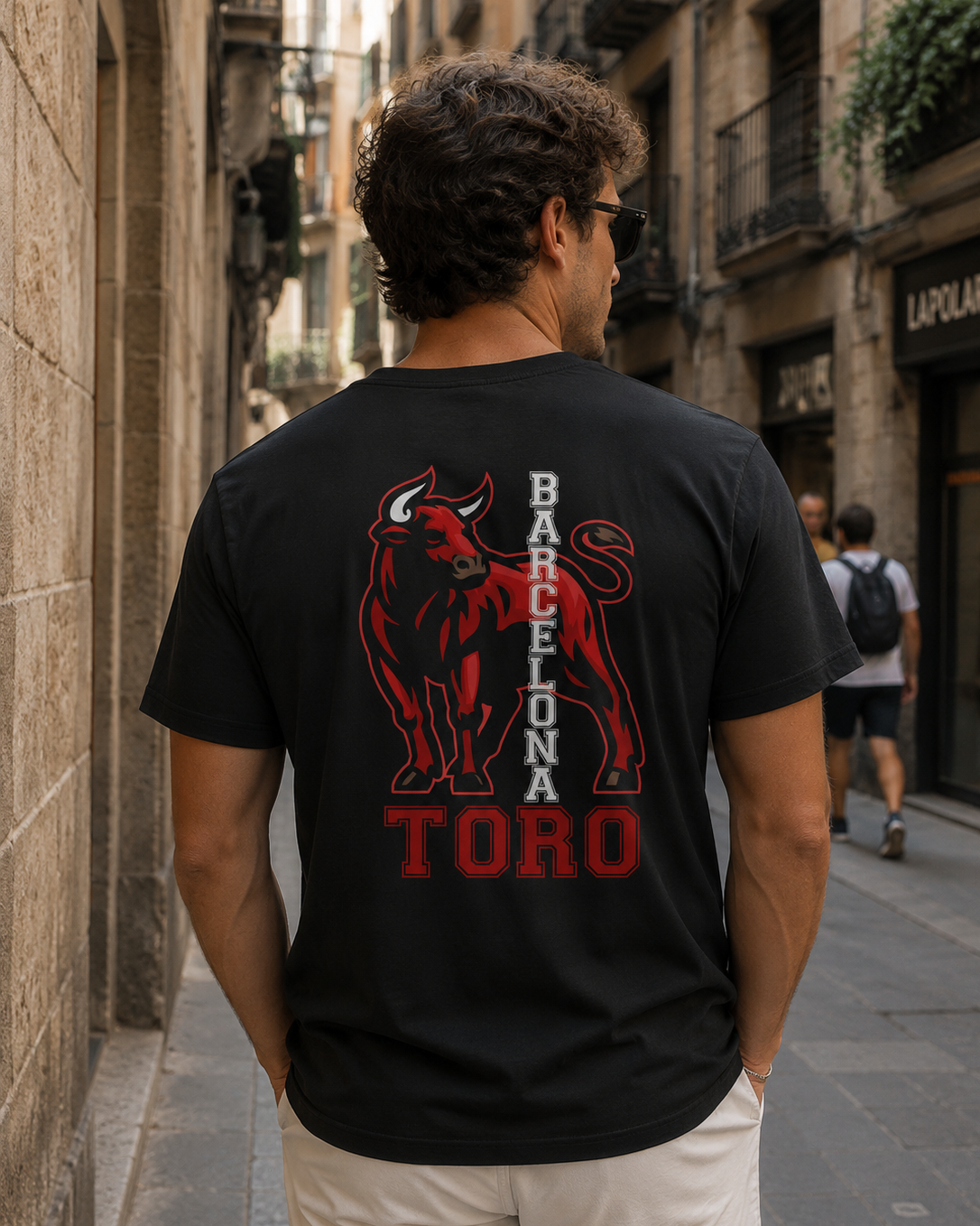 Modelo con Camiseta Toro Barcelona negra, diseño de toro rojo y texto vertical "Barcelona" – Destination.es