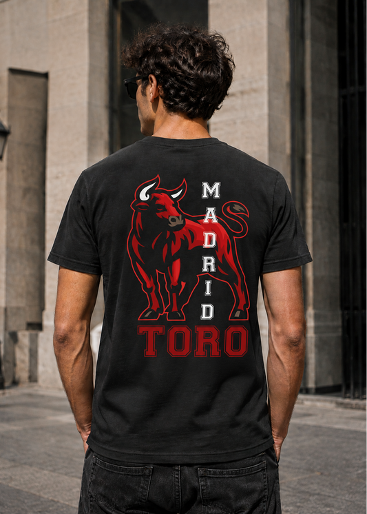 Modelo con Camiseta Toro Madrid negra, diseño de toro rojo y texto vertical "Madrid" – Destination.es