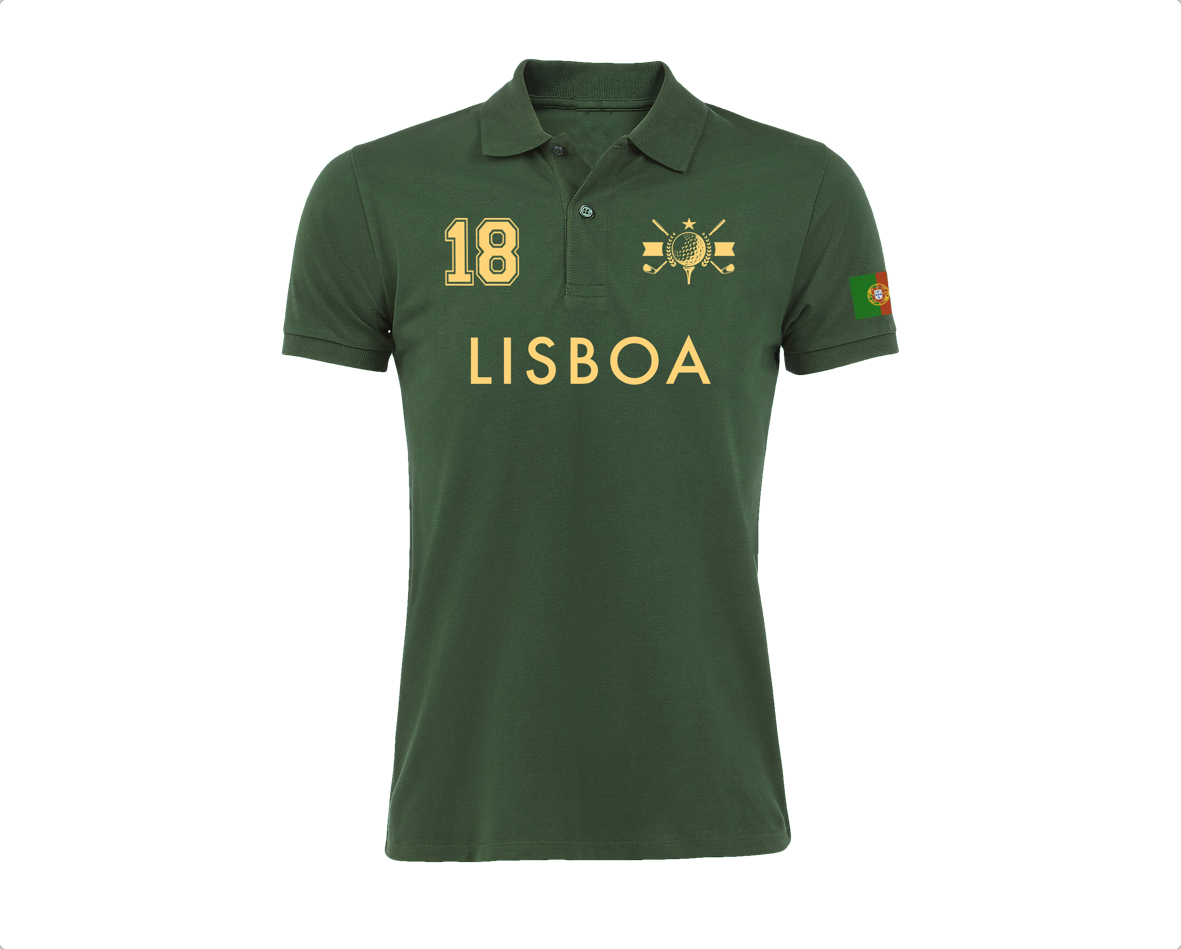 Polo verde Lisboa 18 con la bandera de Portugal en la manga y diseño elegante con el nombre de la ciudad.