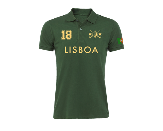 Polo verde Lisboa 18 con la bandera de Portugal en la manga y diseño elegante con el nombre de la ciudad.