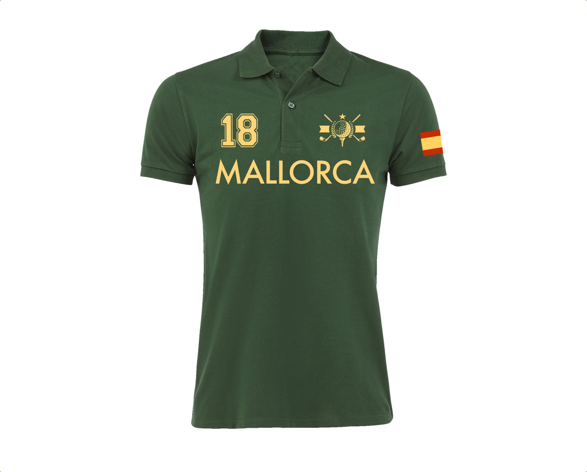 Polo verde Mallorca 18 con la bandera de España en la manga y diseño elegante con el nombre de la ciudad.