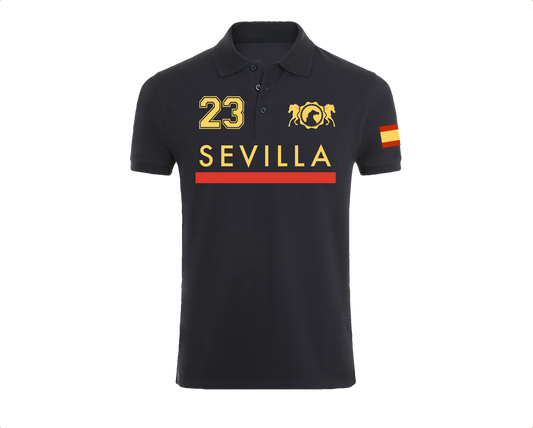 Polo azul marino Sevilla 23 con la bandera de España en la manga y diseño elegante con el nombre de la ciudad.